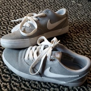 Women's lace-up canvas Nike sneakers SB, gray skate boarding shoes, size 7